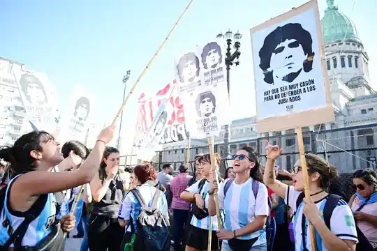 Jubilados y militantes opositores marcharon, sin los desmanes de la semana anterior