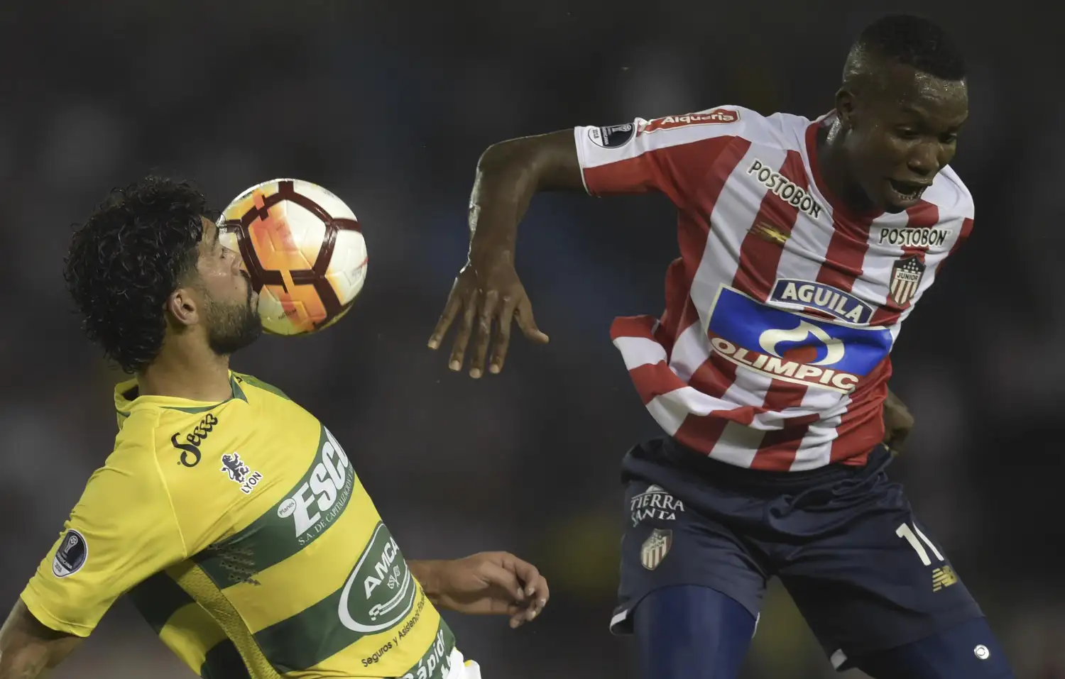 Defensa y Justicia cedió sobre el final en Barranquilla