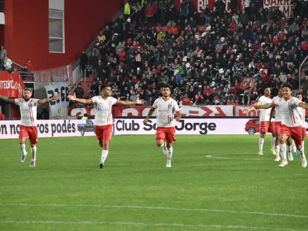 Argentinos Juniors dio el batacazo en La Plata