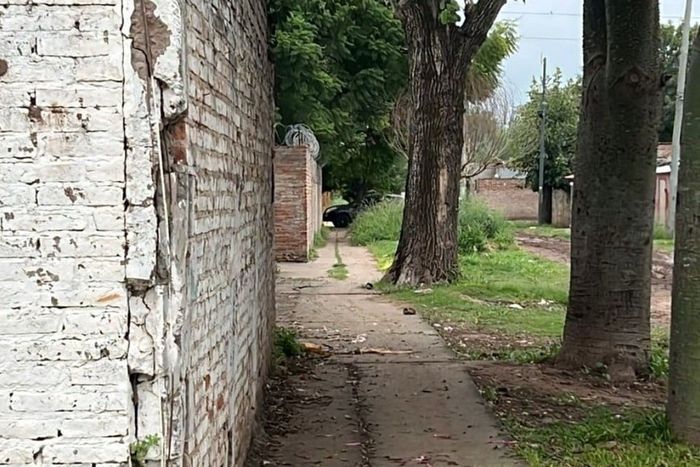El homicido se perpetró la noche del domingo frente al establecimiento educativo.