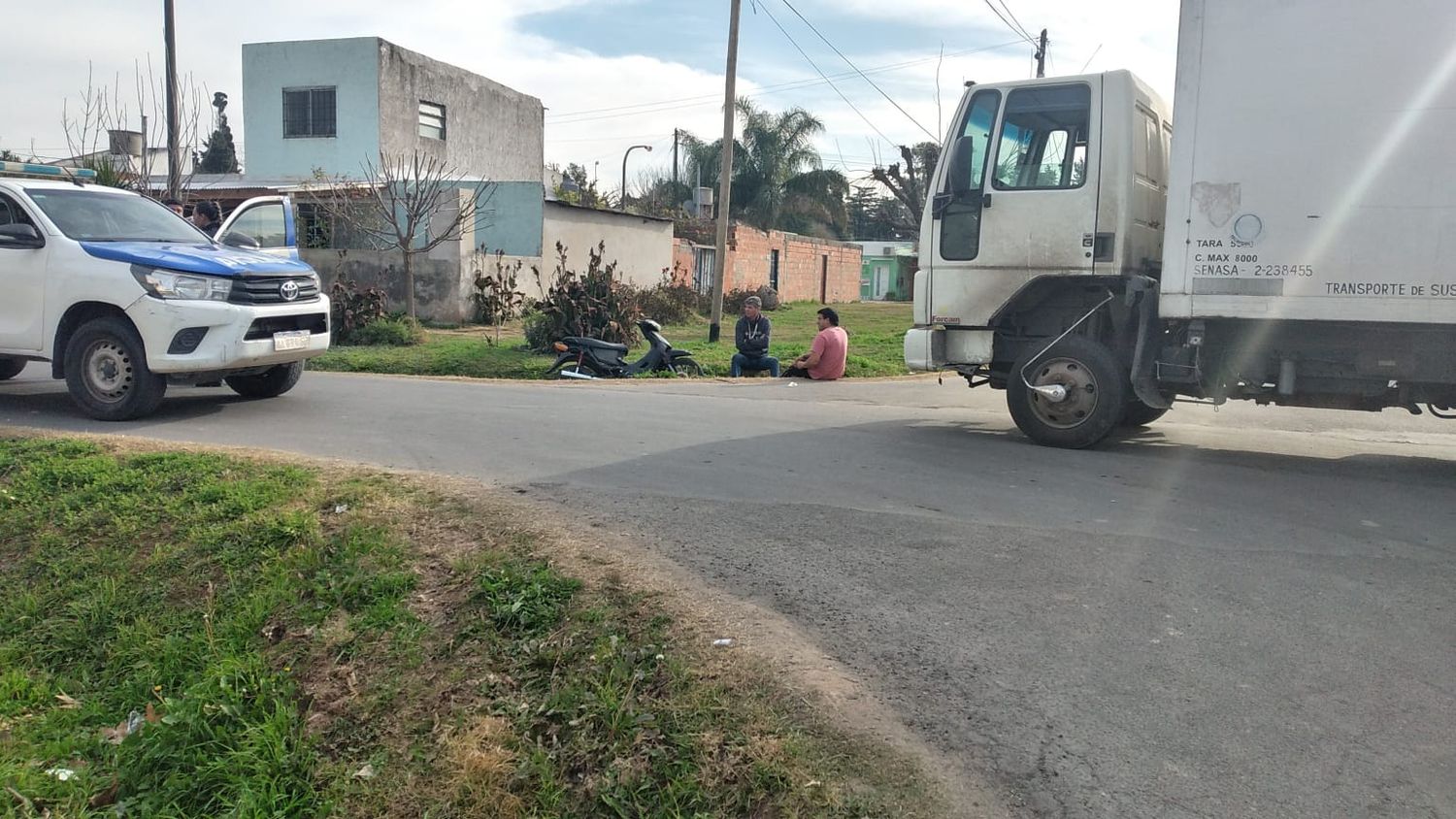 Una mujer fracturada tras choque entre moto y camión