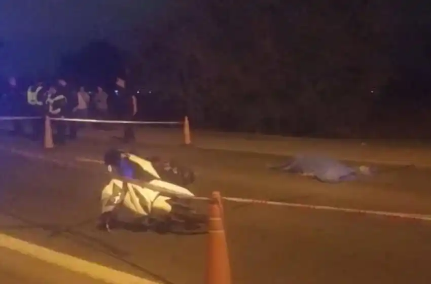 Murió un motociclista de 19 años tras ser atropellado por dos autos