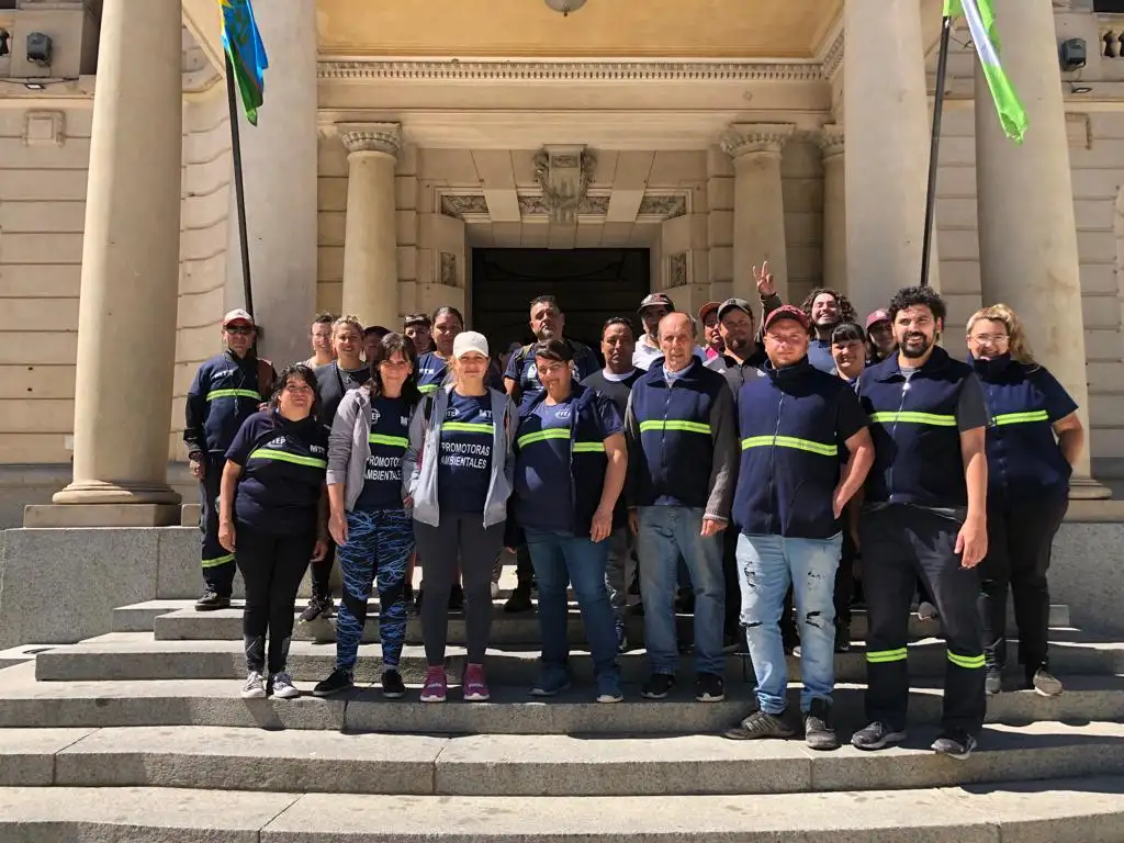 Los recuperadores urbanos se movilizaron al Municipio, donde fueron recibidos por autoridades locales.