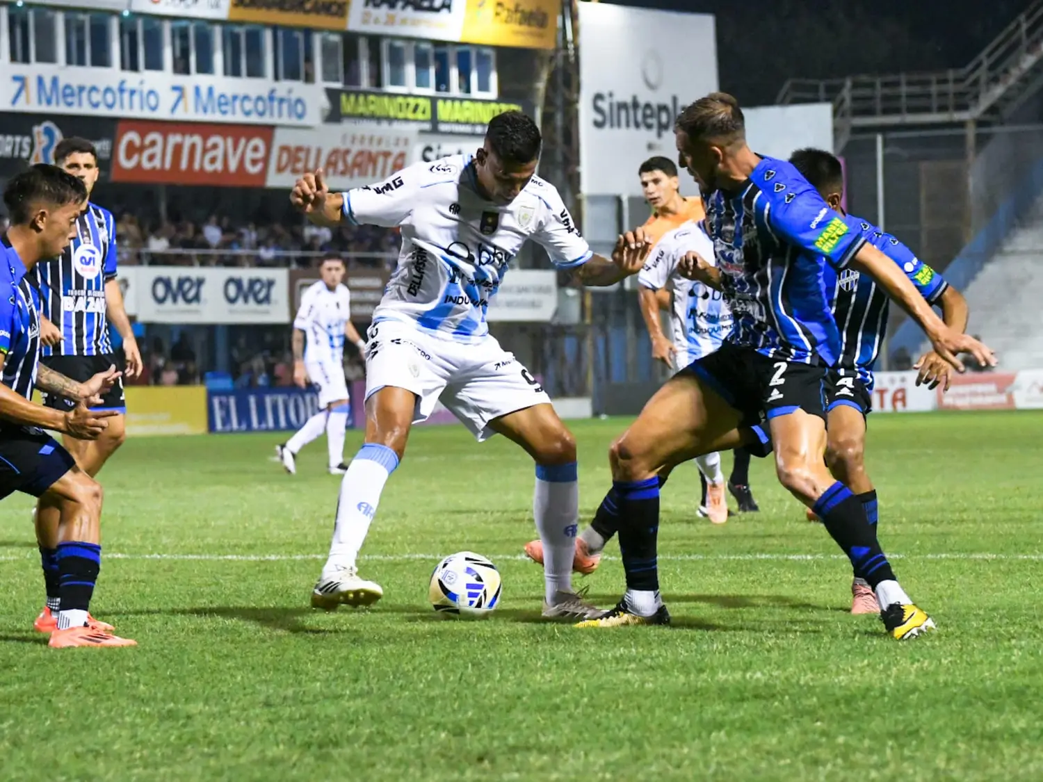 Atlético volvió a la Primera Nacional con un empate ante Almagro en el Monumental