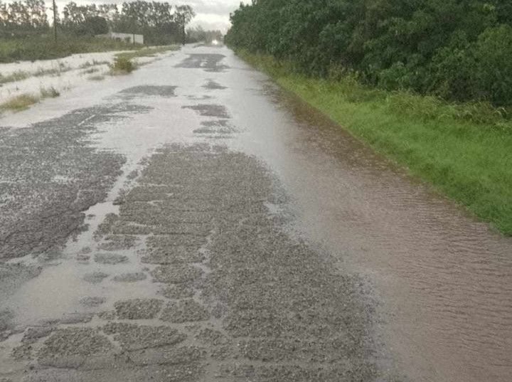 Zona Bajo Tala y camino a Papel Prensa intransitables por el temporal de lluvia.