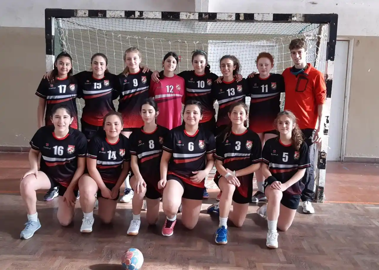 El equipo femenino de menores de Defensa.