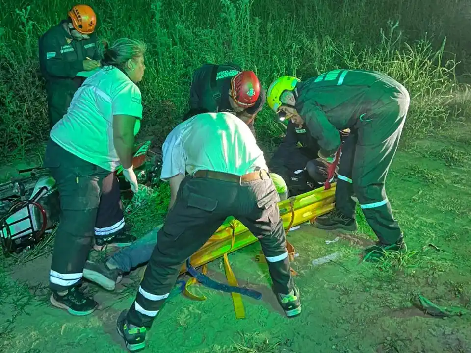 El momento en que el conductor es subido a la tabla espinal.
