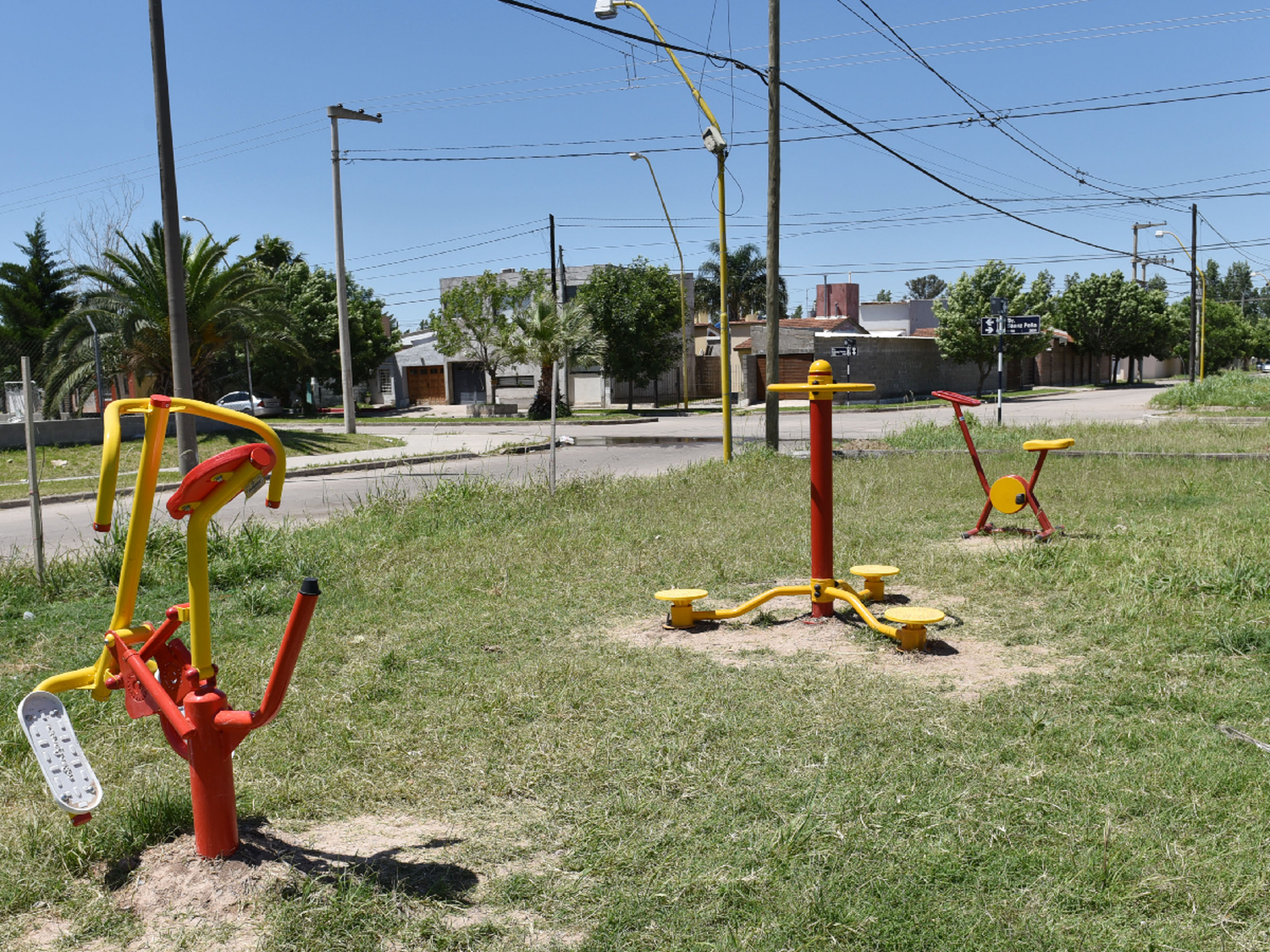 Colocaron aparatos para hacer ejercicio  pero los vecinos piden una vereda 