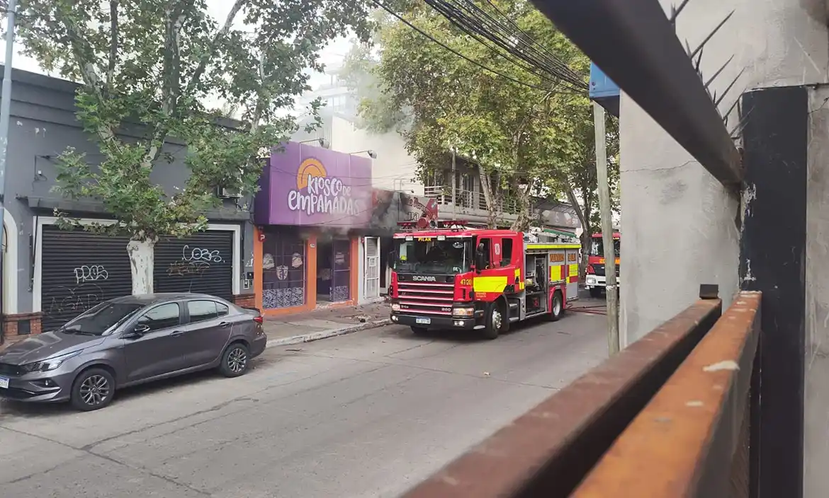 Incendio en dos locales de comidas en pleno centro de Pilar