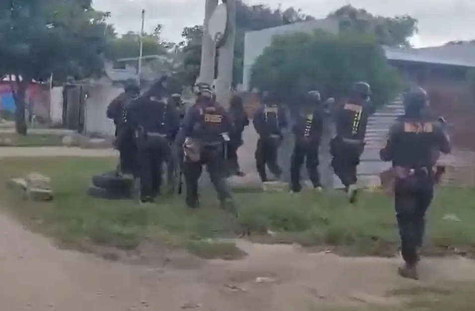 En el domicilio allanado se identificaron  a cuatro personas, tres hombres y una mujer.