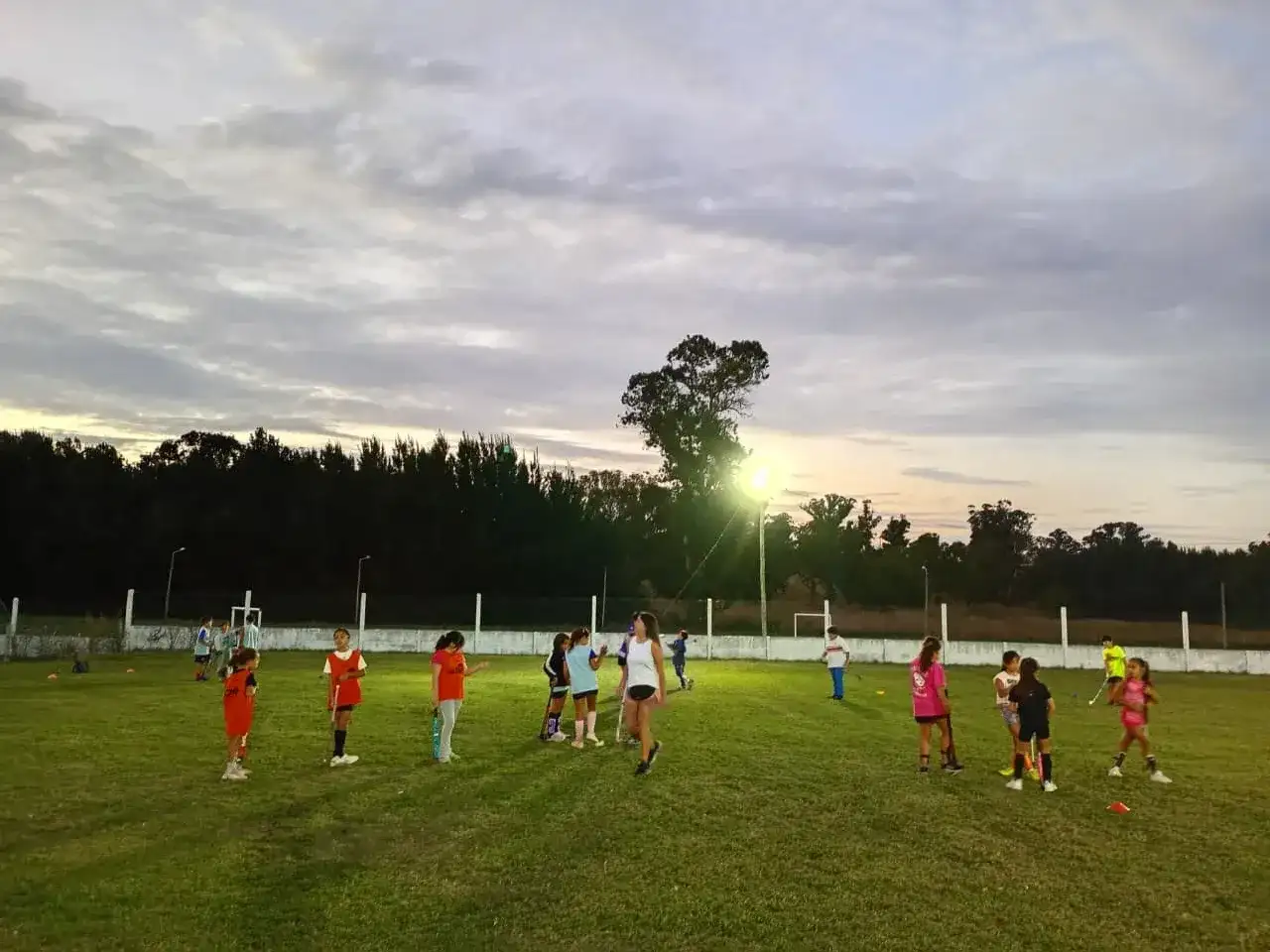 Reinventar Tandil está más cerca de su sueño: la cancha sintética de hockey.