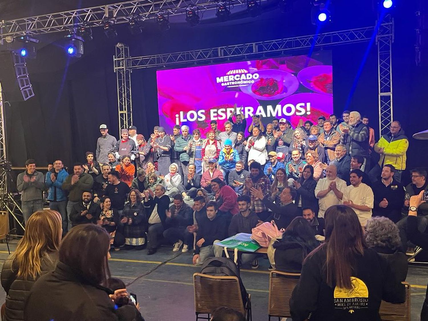 Productores del Mercado Gastronómico sirviendo sus platos