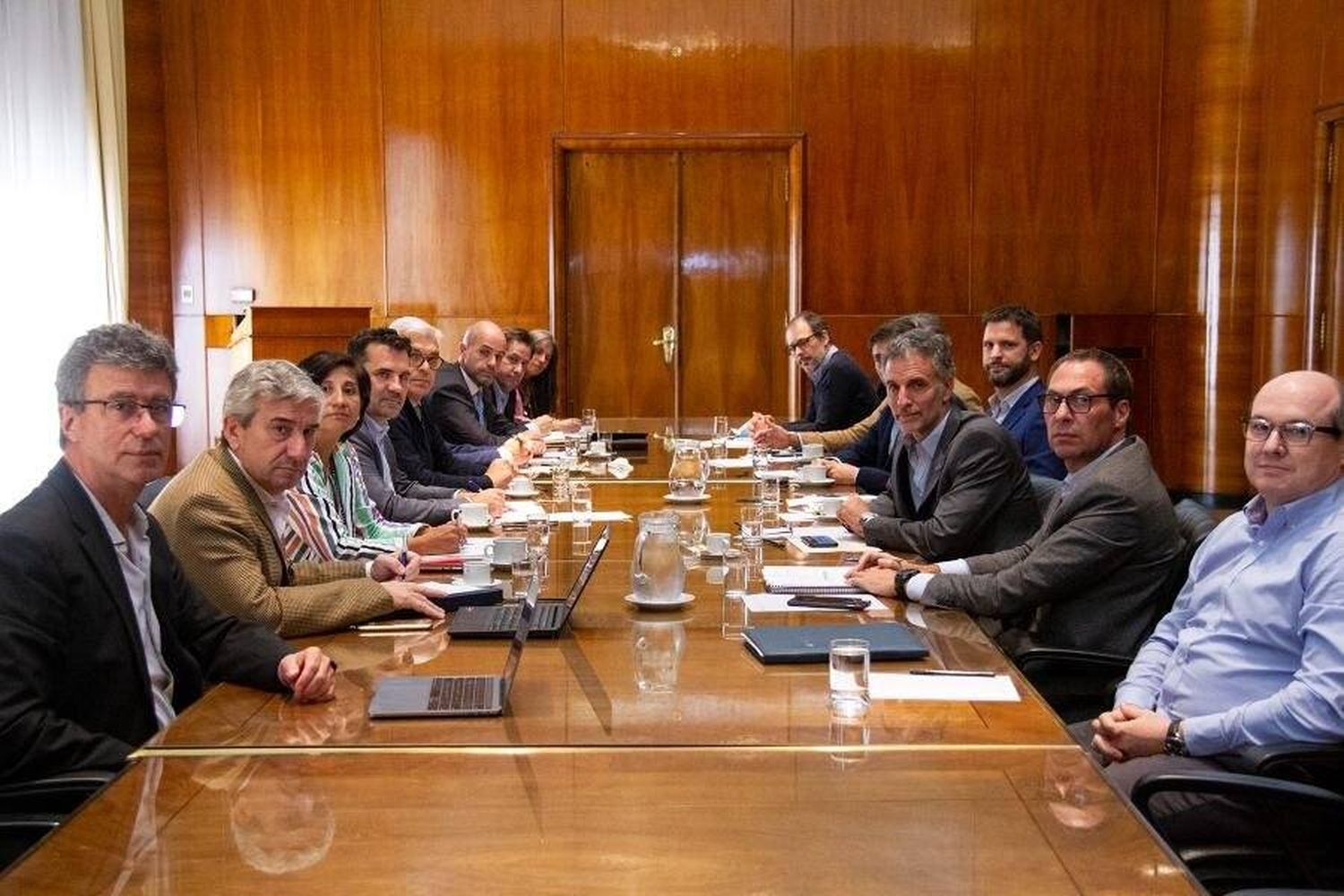 Darío Martínez convocó a una reunión de trabajo a las principales refinerías del país