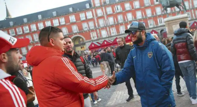 En Madrid, por ahora, los hinchas de River y Boca firmaron la paz
