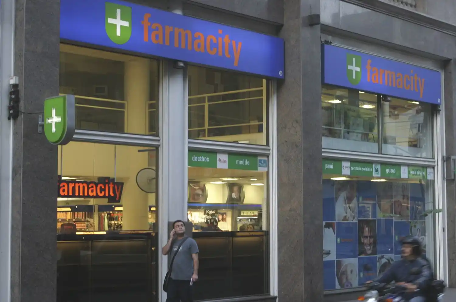 Morón: Farmacity abrió su primer local comercial sin medicamentos