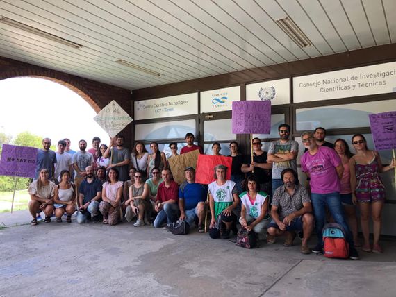 Abrazo al Conicet Tandil: investigadores y administrativos se convocaron en defensa de la ciencia pública