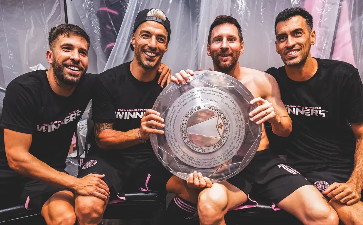 Alba, Suárez, Messi y Busquets con el Supporter Shield