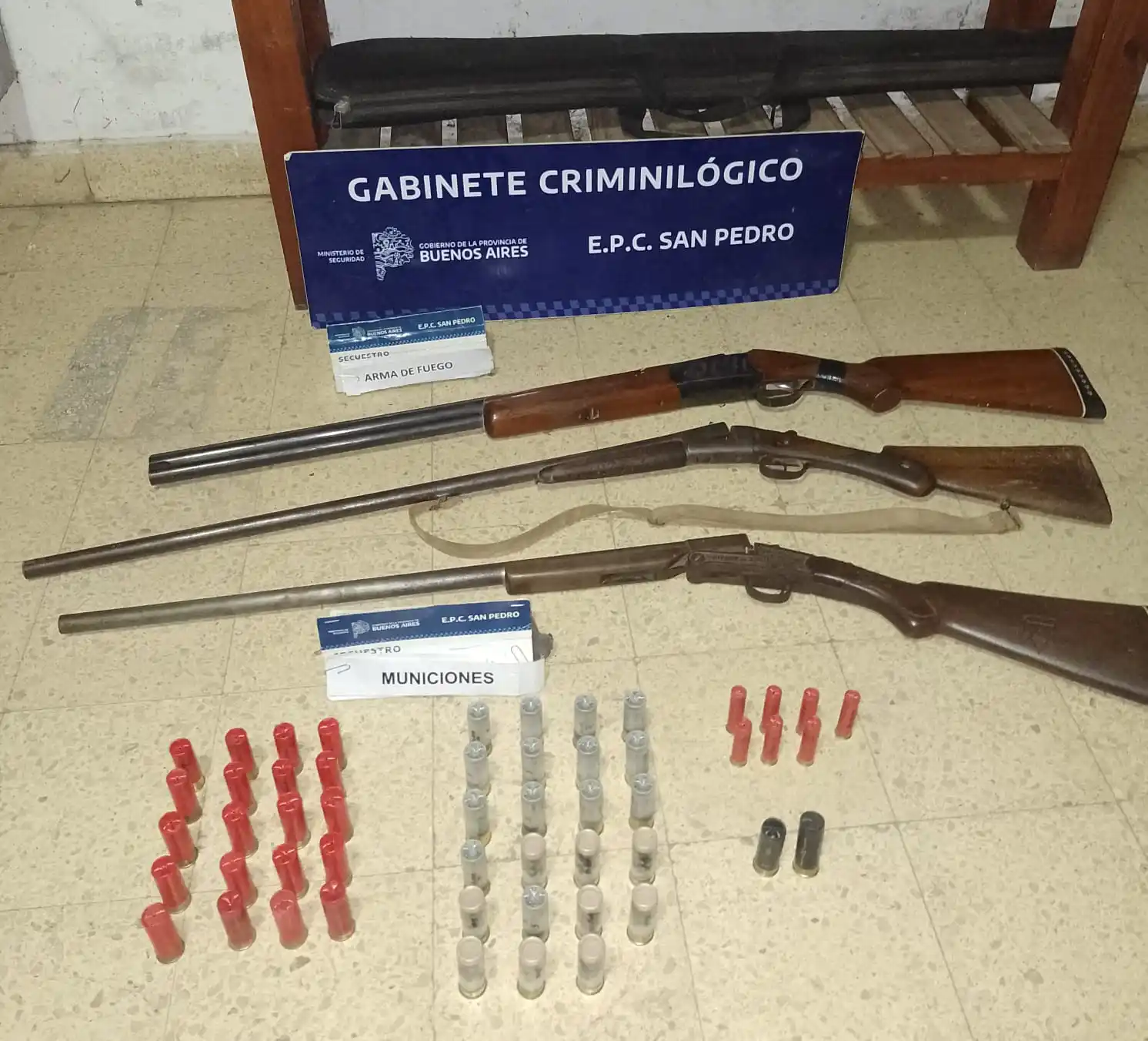 Robos en el cementerio: allanaron un comercio en busca de placas pero sólo secuestraron armas