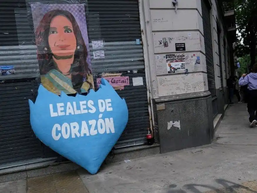 Mensajes y carteles de simpatizantes afuera de la residencia de la expresidenta argentina Cristina Fernández de Kirchner, donde actualmente se encuentra bajo arresto domiciliario. Foto: Archivo / Reuters / Alessia Maccioni.