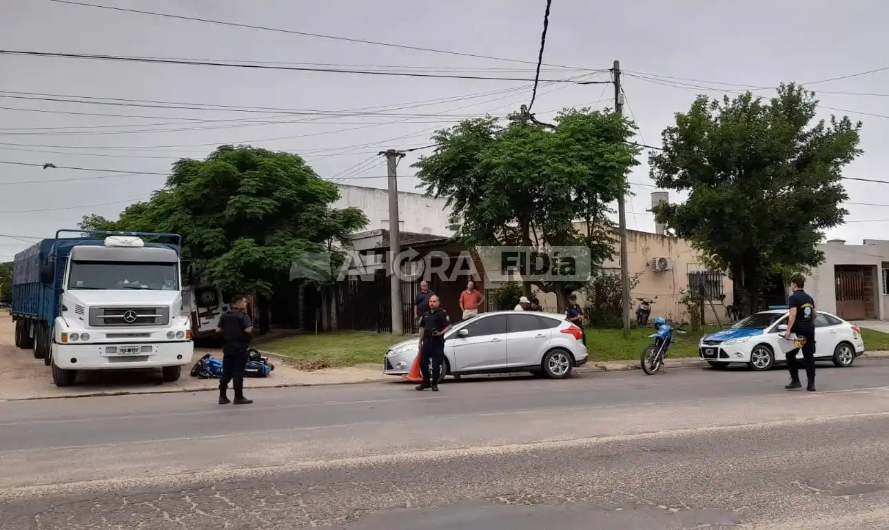 Triple choque entre una moto, un auto y un camión: el motociclista fue hospitalizado de urgencia