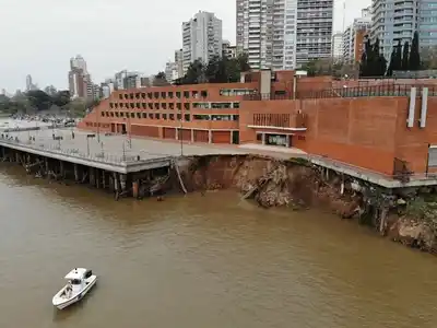 Estudian el lecho del río para instalar los pilotes del Parque España