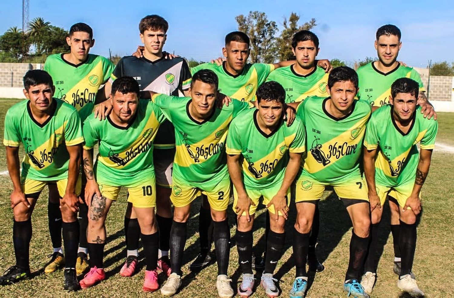 Urquiza ganó en el clásico del Cuarto Cuartel a Quilmes por 2-1 en el estadio "5 de Octubre" se coronó campeón en Tercera División. Hubo largos festejos y hasta no faltó la caravana por las calles de nuestra ciudad. Se conocen los campeones de las demás categorìas excepto en 7a. que se define este domingo en Galarza.