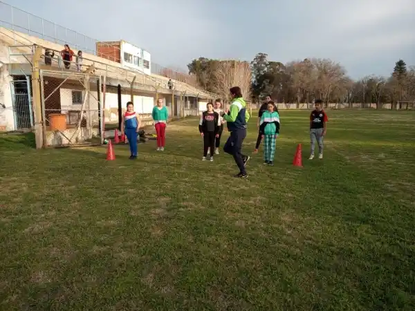Comenzaron las escuelas municipales de atletismo y softbol en el Polideportivo de Chascomús
