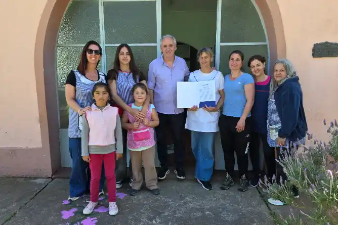 Javier Gastón visitó la Escuela Primaria Nº 20 y entregó un subsidio para su puesta en valor