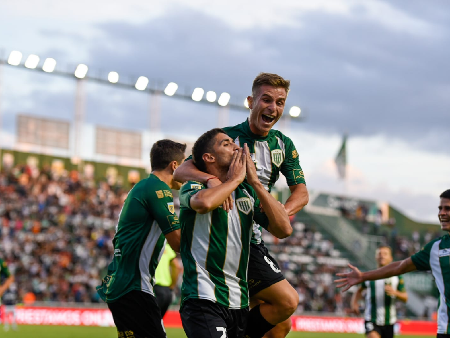 Banfield vapuleó a Gimnasia (LP)