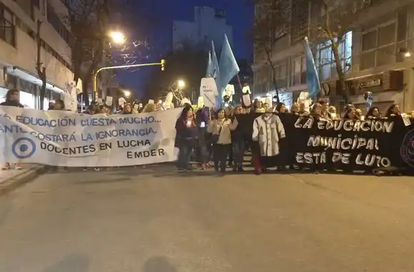 Docentes Municipales marcharon en rechazo a las políticas educativas municipales