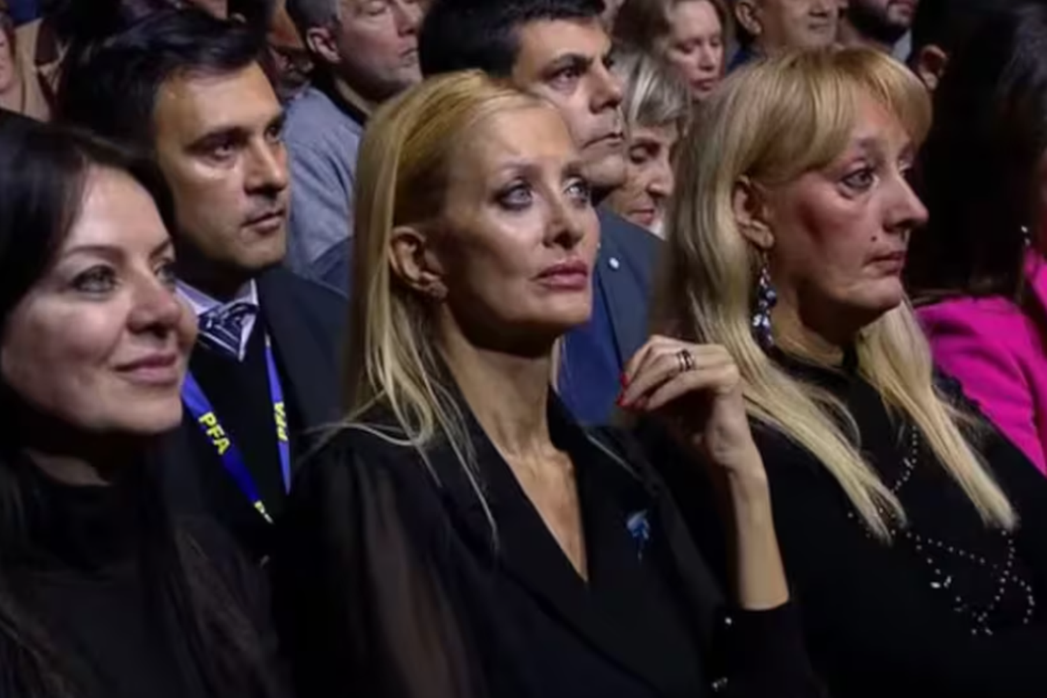 Suspicacias por "Yuyito" en la primera fila y cánticos de la gente contra Pedro Sánchez: la trastienda del acto en el Luna Park