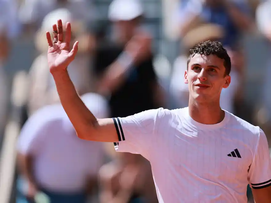 El festejo de Cerúndolo tras su golpe histórico en Roland Garros. Foto: Reuters/Stephanie Lecocq