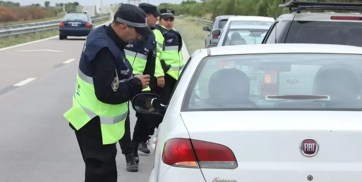 Fin de semana largo: ¿qué documentación y elementos de seguridad son obligatorios para viajar?