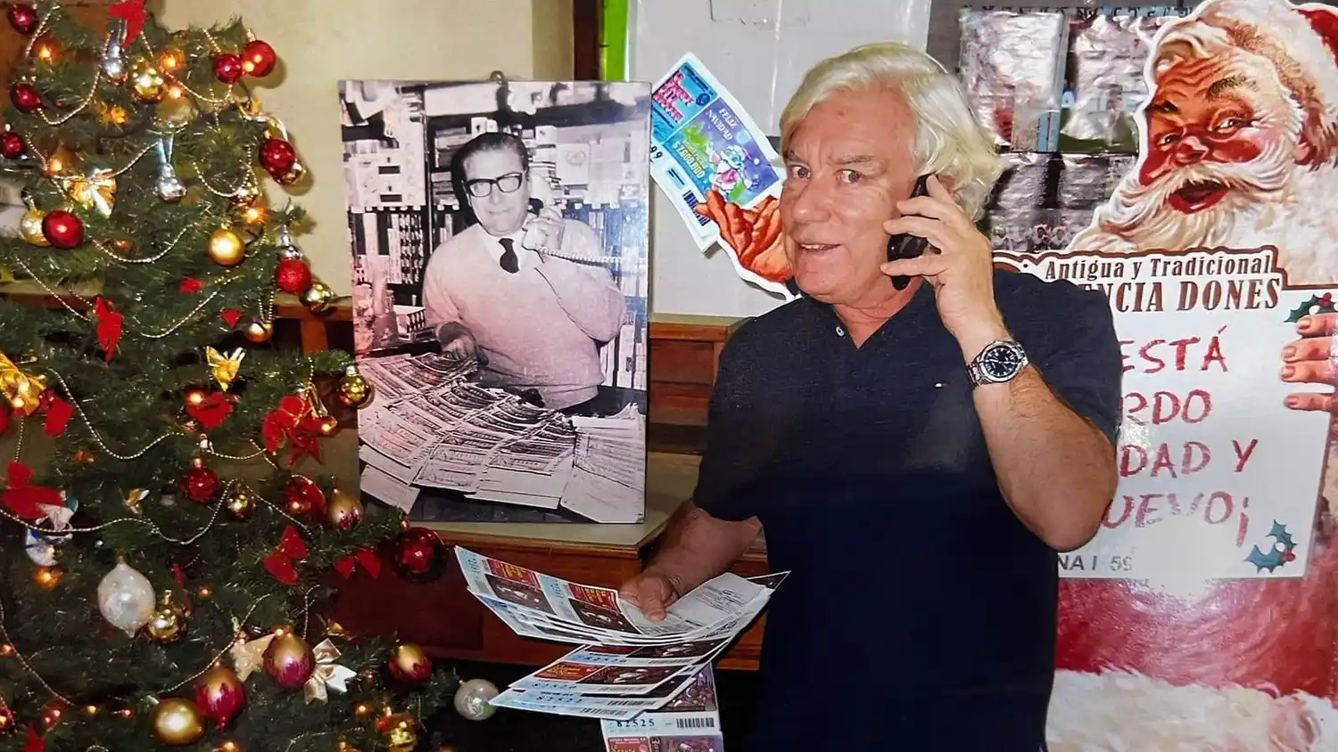 Mística ganadora. “Pacho” posa con una foto de su padre, el popular “Cholo” Dones.