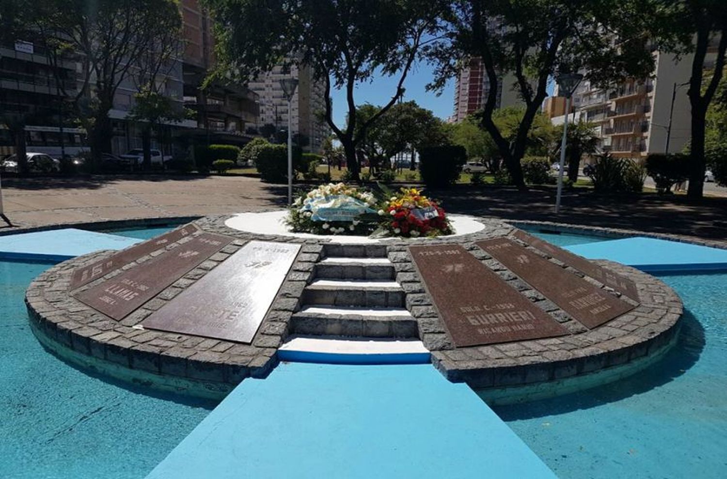 Denunciaron a dos cuidacoches por hacer un asado en el Monumento a los caídos en Malvinas