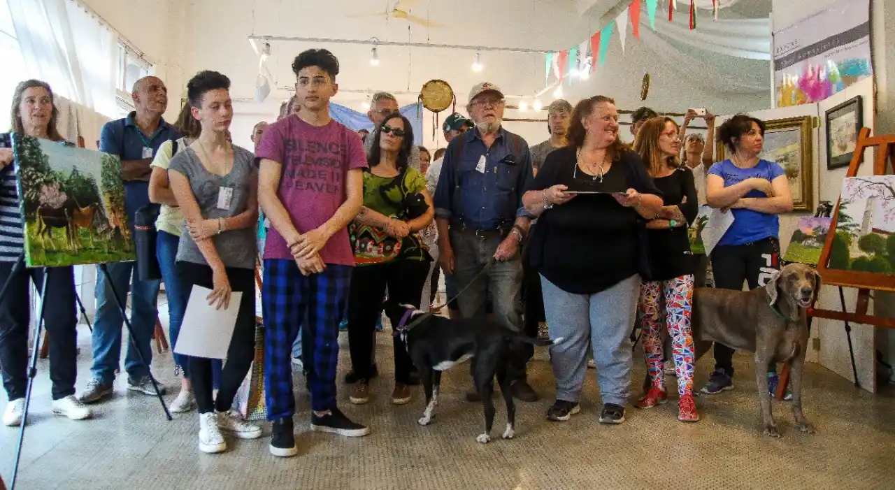 La imagen corresponde al 1° Encuentro Nacional de pintores en Firmat realizado en el año 2019.