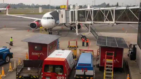 IATA ALERTA sobre  escasez de combustible para avión en Colombia: el gobierno toma medidas