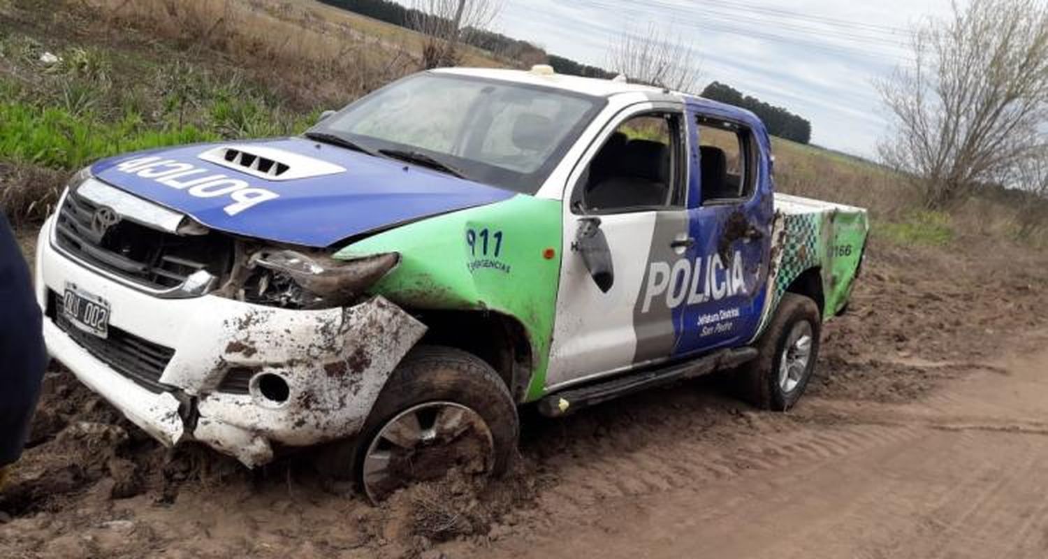 Colegiales: Un patrullero se despistó y volcó en un camino rural