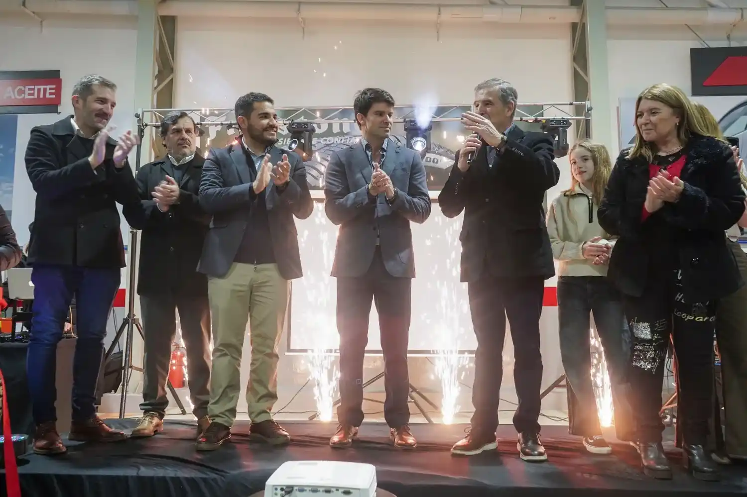Inauguración. Arrate junto a su familia y representantes de la marca