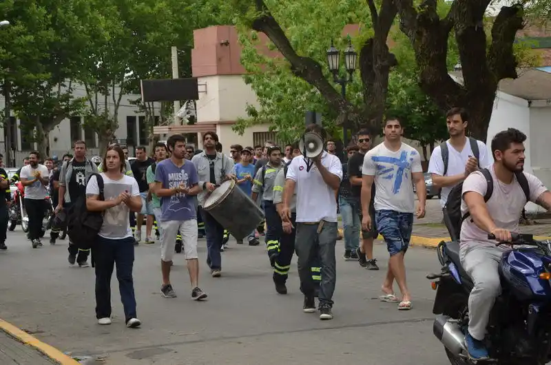Campana: Marcha de empleados despedidos de Siderca