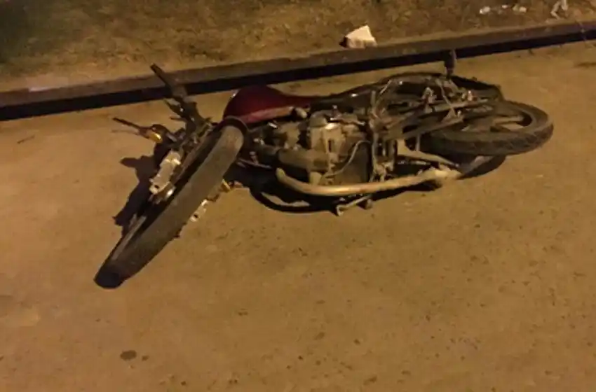 Robaron, escaparon en moto y chocaron: uno de los ladrones murió por las heridas