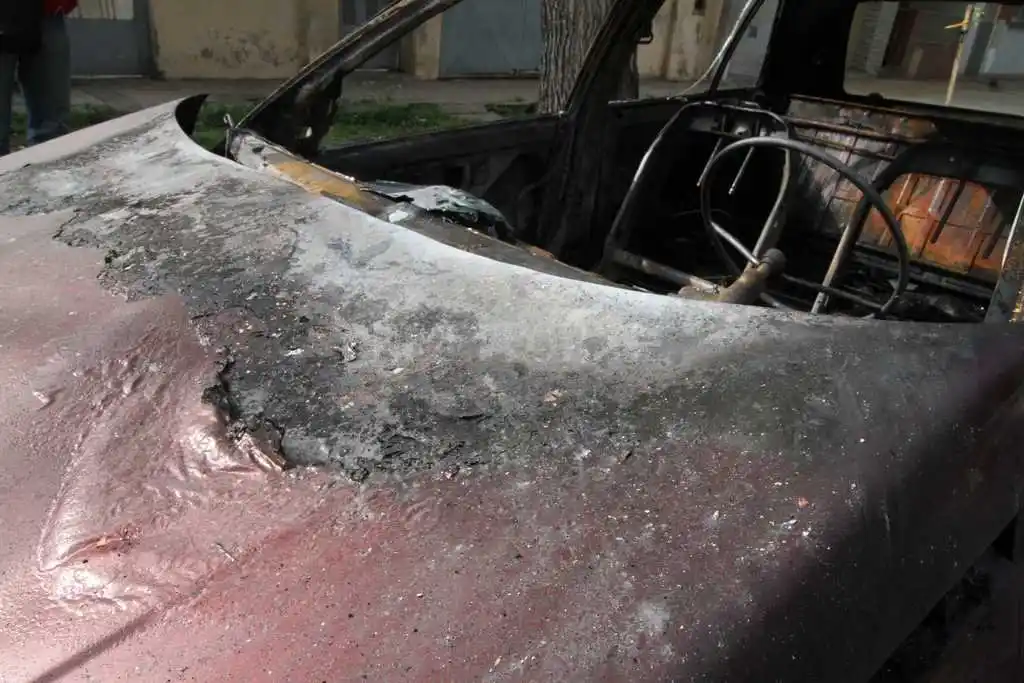 Quemacoches detenido luego de atacar dos autos