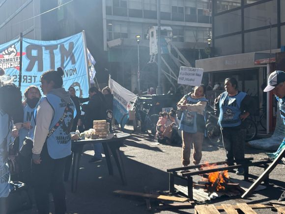 El Movimiento Teresa Rodríguez montó una olla popular en pleno centro