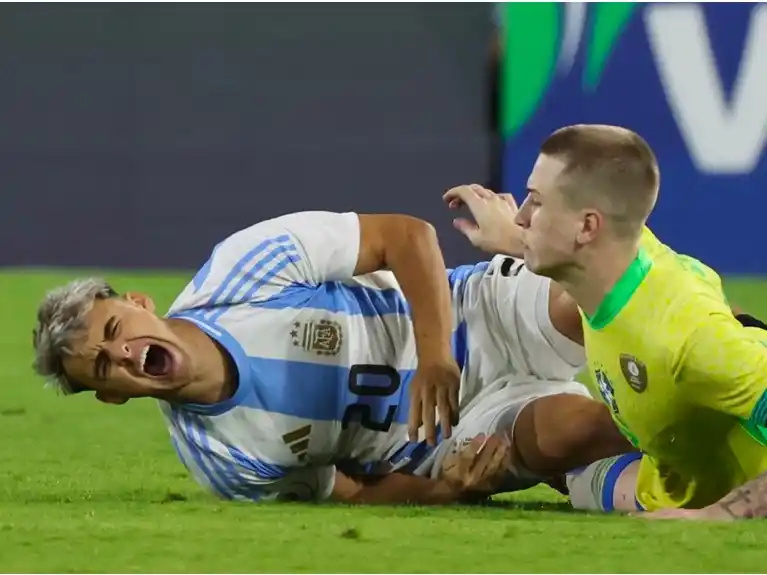 Woiski tendido en el piso gritando del dolor