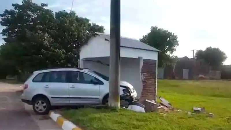 Se durmió al volente chocó contra una garita