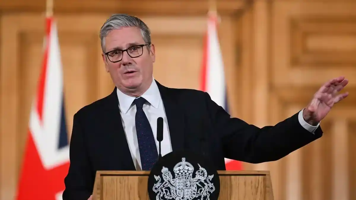 Keir Starmer, este lunes, en Downing Street, anuncia la prohibición de acceso a las redes sociales de menores de 16 años. Foto: Efe - Jaimi Joy
