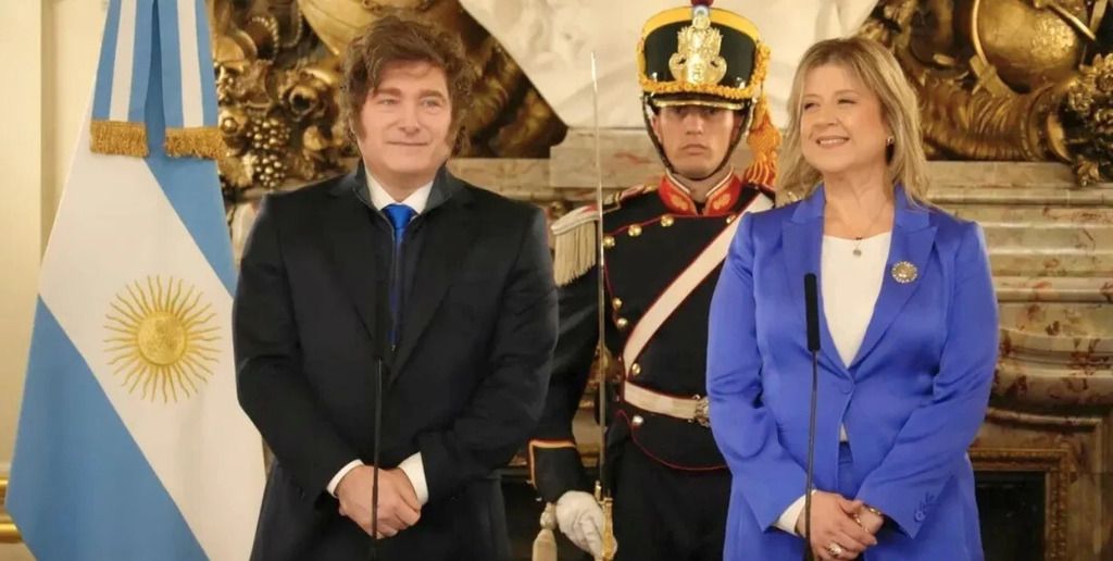 En el Salón Blanco de Casa Rosada, Javier Milei tomó juramento a la nueva Ministra de Seguridad, Alejandra Monteoliva.