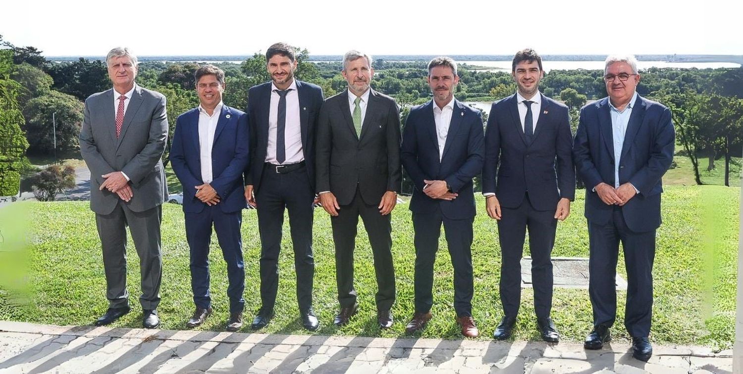 Pullaro asistió en Paraná a un encuentro sobre desarrollo productivo junto a otros gobernadores.