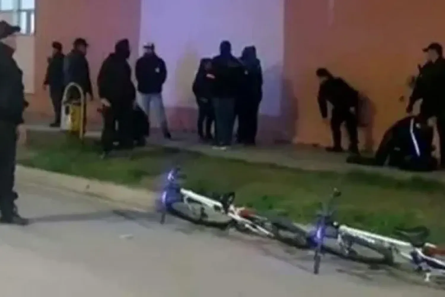 Aberrante: dos nenas de 13 años se trenzaron a "facazos" con otra de 12 por "un chico"