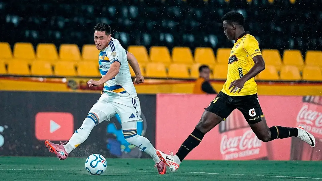 Miguel Merentiel avanza por el costado derecho en el partido entre Boca y Barcelona de Ecuador.